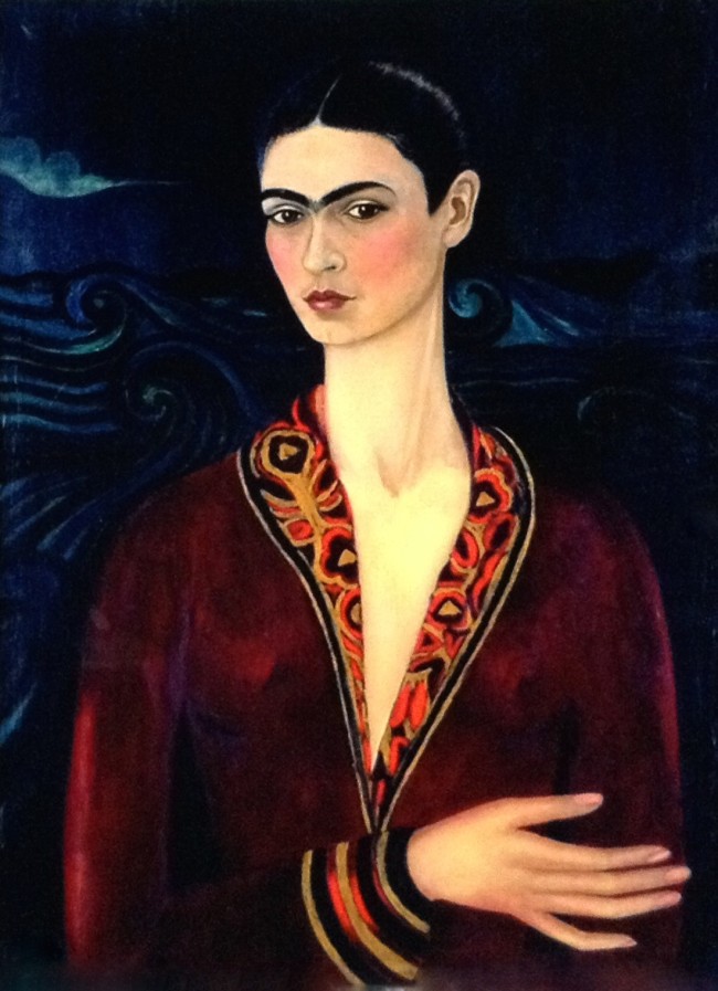 Autoritratto con vestito di velluto, 1926 – Olio su tela, cm79,7x59,9 – Collezione privata. Banco de Mexico Diego Rivera & Frida Kahlo Museums Trust, Mexico D.F. by SIAE 2014