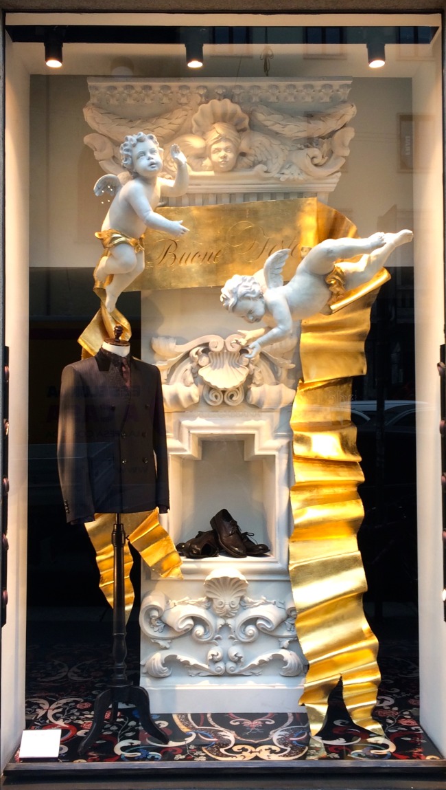 La vetrina di Dolce&Gabbana a Milano