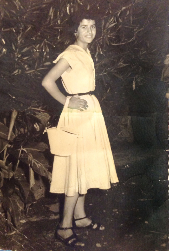 Un abito bianco e accessori neri. Mia madre nel 1957